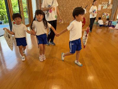 手をつないで歩く3・4・5歳児