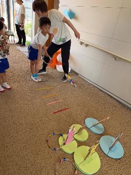 わなげをする5歳児