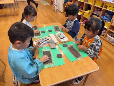 鉛筆立てをつくる5歳児