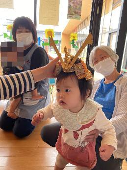 かぶとを被る0・1歳児