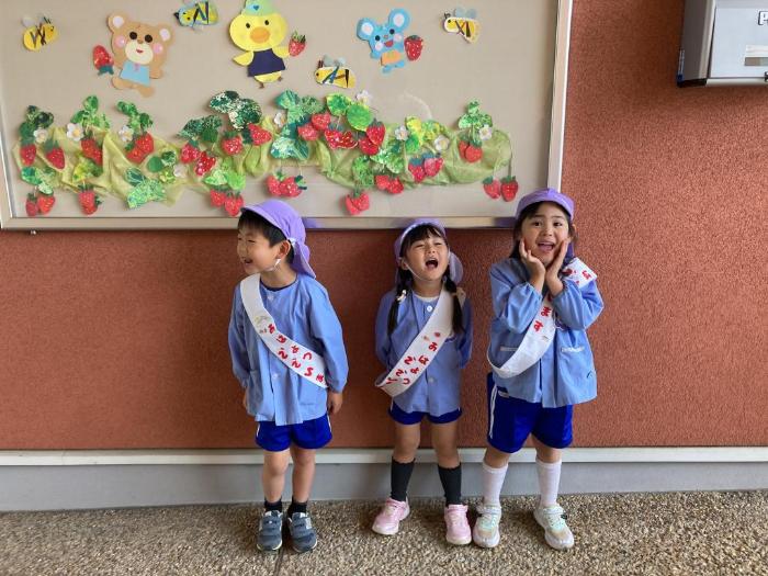 元気いっぱい挨拶をする5歳児