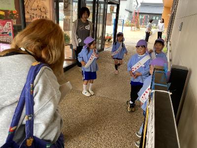 登園した友達に集まる挨拶当番の5歳児