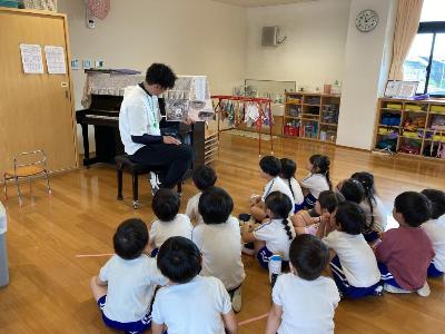 もっと知ろうとツバメの本を見るこどもたち