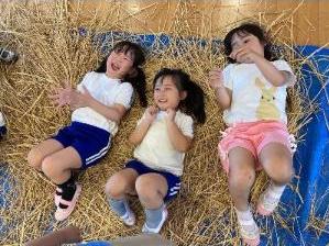 わらに寝転ぶこどもたち