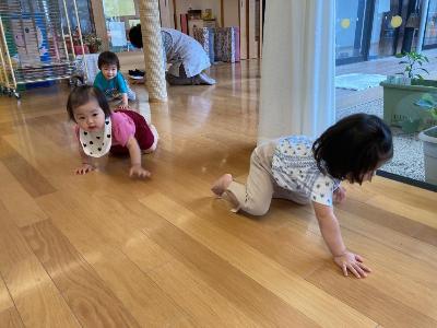 ダンゴムシになってハイハイで廊下を進む1歳児たち