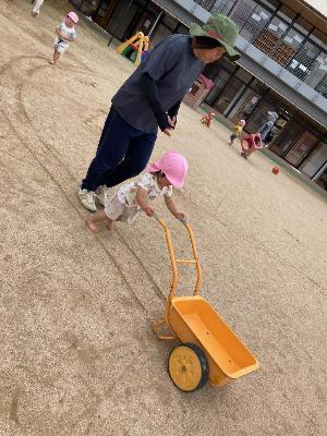 初めの2本線を引くこども