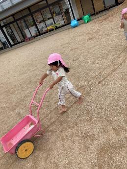 線を引き進めるこども