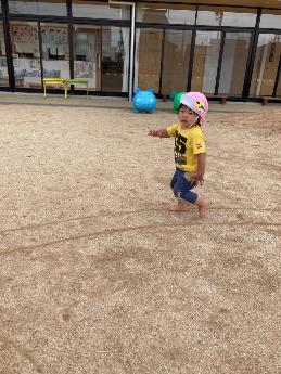 線の上を走る2歳児