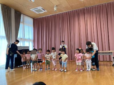 腸の長さを体験する3歳児