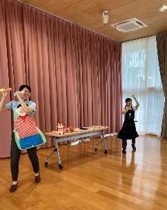 ダンスをするお姉さん
