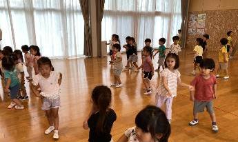 ダンスをするこども達