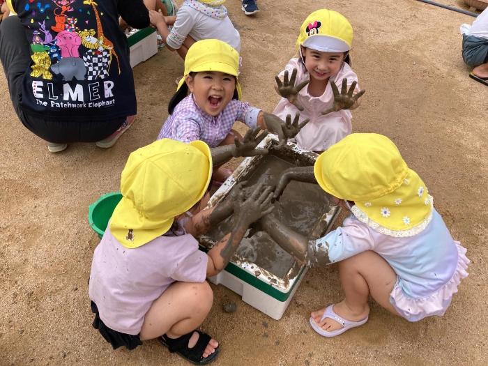 泥んこになって代かきを楽しむ4歳児