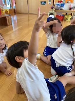 カブトムシの身振り表現する3歳児