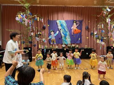 七夕会で出し物を披露する0・1歳児
