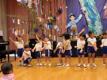 ベイビーシャークのダンスを披露する3歳児