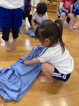 自分で丁寧に制服を畳む3歳児