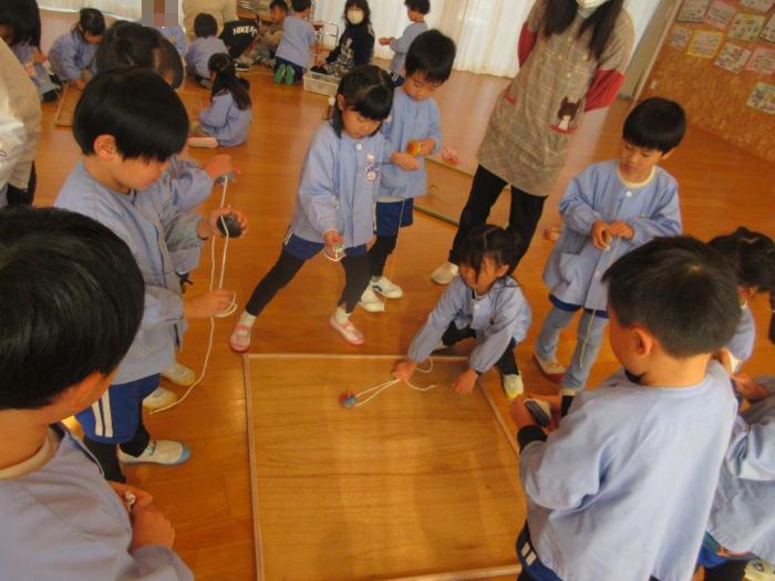 こまを回す子供たち