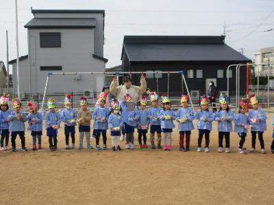 お面を付けた4歳児