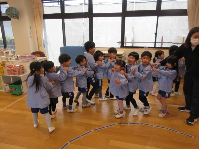 ふれあいタイムで列車じゃんけんをする3歳児と5歳児
