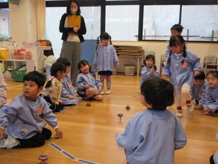 こま回し大会3歳児