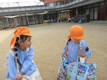 友達のつくしに興味をもつ3歳児