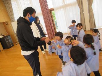 自分のこまを見せる3歳児
