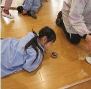 じっくりとこまをみるこども