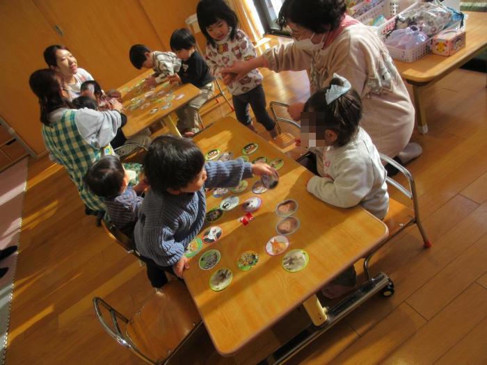 カルタの絵札を見つけた1歳児