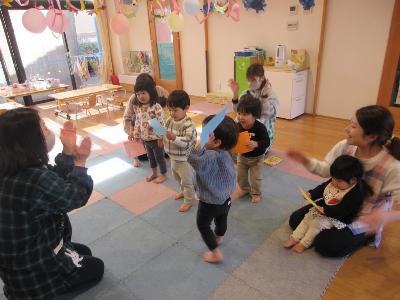 頑張り賞をもらう0・1歳児