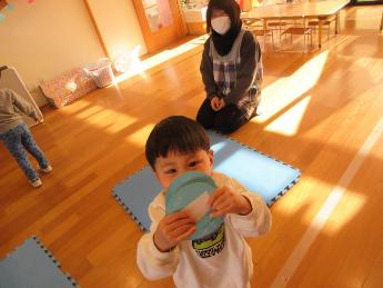 たくさんの札をとった2歳児