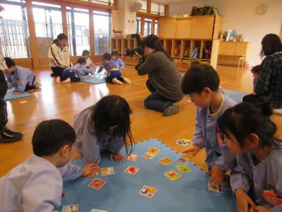 かるたを取り合う3歳児