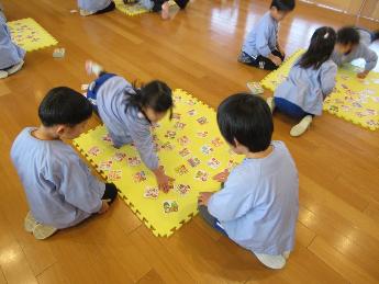 すごいスピードでかるたをとる5歳児