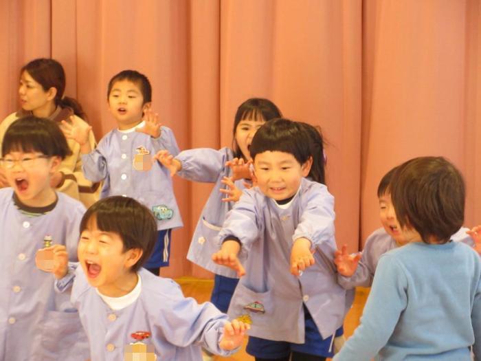 ひまわり組劇「さんびきのこやぎ」オオカミになりきって「がおー！たべてやるぞ”！！」