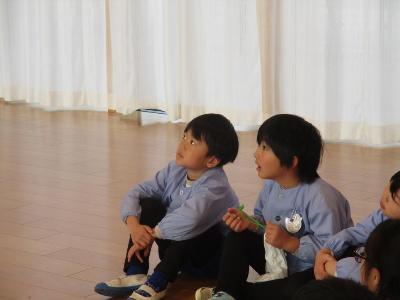 見事な技に夢中になっています。