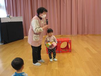 1歳児が作品を先生と紹介しています。