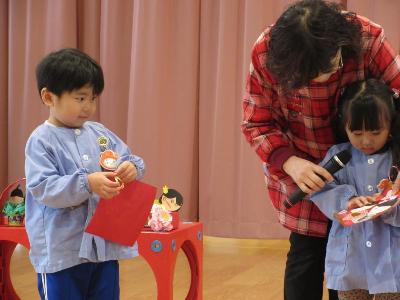 作品の工夫したところを言葉で伝える3歳児