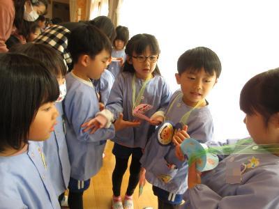 お別れ会メダルを見せ合う5歳児