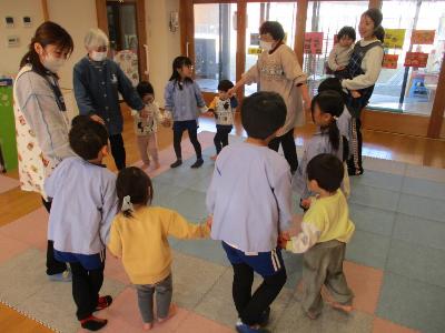 ふれあいタイム0・1歳児と5歳児