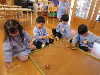 3歳児の糸引きゴマの様子