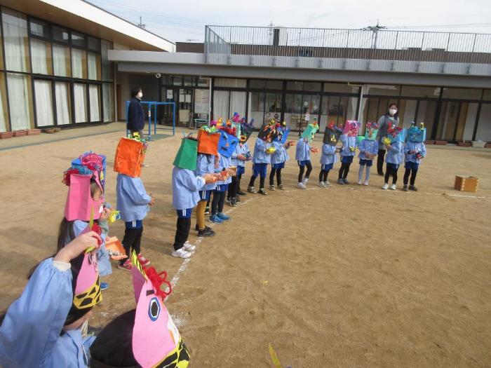 紙袋で作ったお面の5歳児たち