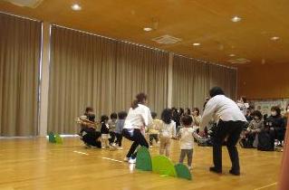 りす組　たまごのあかちゃん　お母さんに見守られて演じています
