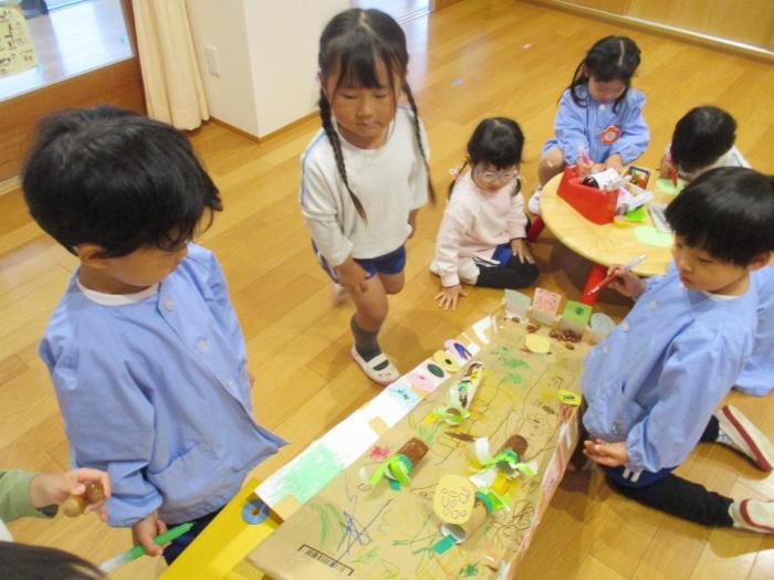 どんぐりコースタをつくりながら試す3歳児