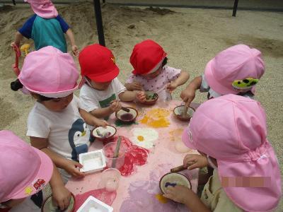 色水づくりをする1歳児と2歳児