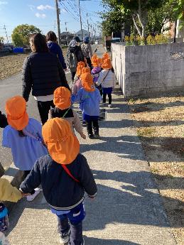 道を歩く3歳児