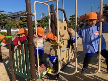 遊具で遊ぶ3歳児