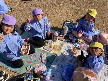 弁当を食べる4・5歳児