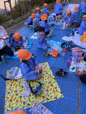 弁当を食べる3歳児