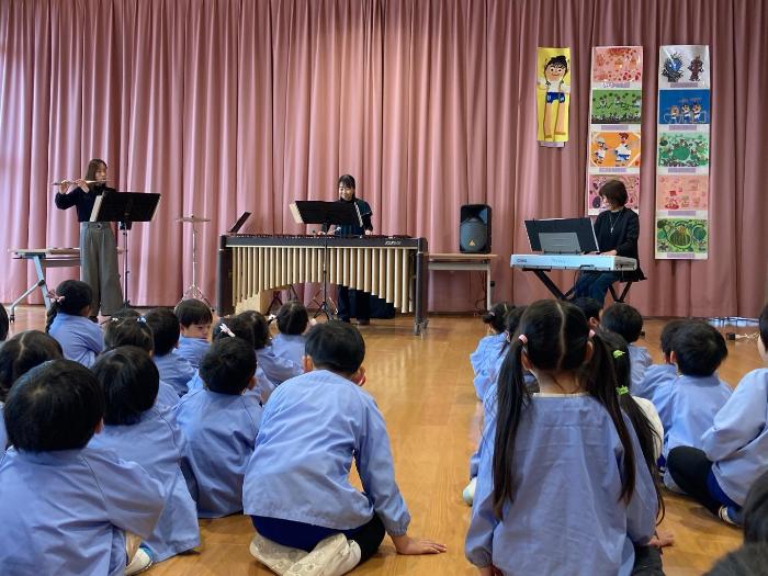 まりふるあーののみなさんの演奏の様子