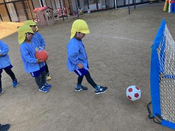 ボールをシュートする4歳児