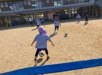 サッカーを楽しむ5歳児